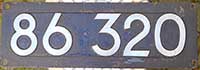 Deutschland (DR), Lokschild der DRB: 86 320 GAlS-WF, Guss-Aluminium-Spitz, Wien-Floridsdorf. Schild wurde von einem Betriebswerk oder Ausbesserungswerk auf eine Stahlplatte genietet.