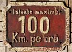 Rumnien, Geschwindigkeitsschild der CFR: 100 km pe or, Eisenguss rechteckig, glatt mit Rand. Mehrere Originalfarbschichten vorhanden. Das Schild ist von einer 230er Dampflokomotive.