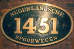 Nederland, Lokschild der Nederlandsche Spoorwegen (NS): 1451. Guss-Messing-Gro, glatt mit Rand. BxH = 600 x 400 mm.