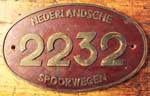 Nederland, Lokschild der Nederlandsche Spoorwegen (NS): 2232 (Dampflok). Guss-Messing-Gro, Riffelgrund mit Rand. BxH = 600 x 400 mm.