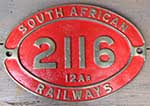 South Africa (North-British), Lokschild der SAR: 2116, 12Ar, Guss-Messing-Gro, oval mit Rand. Das Schild ist von einer 2D1h2, 1919, sptere Serie von Henschel.