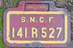 Frankreich (SNCF), Lokschild der SNCF: 141.R.527, Guss-Messing-Gro, gelbe Schrift auf rotem Grund. B x H = 558 x 370 mm. Ein sehr schner Satz.