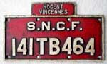 Lokschild 141 TB 464 der S.N.C.F., Zinkguss rechteckig, glatt mit Rand, mit Heimatschild "NOGENT VINCENNES". BxH = ? mm.