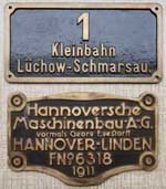 Deutschland (Nebenbahn), Lokschild der Kleinbahn Lchow-Schmarsauer Eisenbahn, Lok Nr.1, Messingguss rechteckig, Riffelgrund mit Rand, mit Fabrikschild Hanomag 6318, 1911 von Lok Nr. 2.