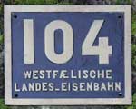 Deutschland (BRD), Lokschild einer Privatbahn mit Eigentumskennzeichnung der WLE (Westflische Landes-Eisenbahn):  104, Messingguss, glatter Grrund mit Rand.  BxH = 374 x 313 mm.