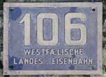 Deutschland (BRD), Lokschild einer Privatbahn mit Eigentumskennzeichnung der WLE (Westflische Landes-Eisenbahn): 106, Messingguss, Riffelgrund mit Rand. BxH = 370 x 310 mm.