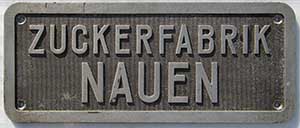 Deutschland (BRD), Lokschild einer Werkbahnlok: Zuckerfabrik Nauen, Guss-Aluminium-mit-Rand (GAlmR). BxH = 520 x 210mm. Das Schild ist von einer Werkbahnlok, V22-Typ.