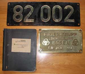 Lokschild, Fabrikschild und Betriebsbuch der DB 82 002, dicker Krupp-Messingguss