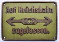 Deutschland (), Zusatzschild der DRG/DB/DRo: "Auf  Reichsbahn zugelassen",  Messingguss mit Rand.