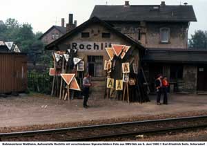 Bahnmeisterei-Rochlitz, Bude mit Signalschildern, 08.06.1980,  Karl-Friedrich-Seitz