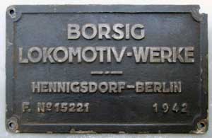 Fabrikschild Borsig Lokomotiv-Werke, Hennigsdorf-Berlin. Fabriknummer: 15221, Baujahr: 1942. Zinkguss rechteckig, Riffelgrund mit Rand, BxH =  x  mm. Das Fabrikschild ist von der Lok 13 der Niederbarnimer-Eisenbahn. Ab 1950 wurde die Lok verstaatlicht und zur 93 6682 umgenummert.