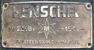 Fabrikschild Henschel. Fabriknummer: 26181, Baujahr: 1941. Zink-/Eisenguss rechteckig, Riffelgrund mit Rand. BxH =&nbsp;420 x&nbsp;210 mm. Das Schild ist von einer Dt, 600PS, ex BUBIAG Berlin, sp�ter Lok 556-6-14, BKK-Lauchhammer.