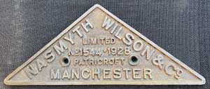 Fabrikschild Nasmyth-Wilson, Manchester. Fabriknummer: 1544, Baujahr: 1928. Messingguss dreieckig, Riffelgrund mit Rand. BxH= 350 x 140 mm. Das Fabrikschild ist  von einer Meterspur-Pacific aus Indien.