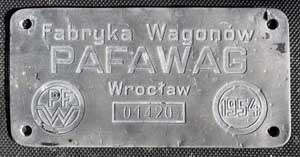 Fabrikschild PAFAWAG (Nachfolger LHB), Wrocław (Breslau). (Państwowa Fabryka Wagon�w (deutsch w�rtlich: Staatliche Waggonfabrik). Fabriknummer: 1420, Baujahr: 1954. Zinkguss rechteckig, glatt mit Rand. BxH = 210 x 105 mm. Das Fabrikschild ist ein Tenderschild einer SZD-Reihe Er. Die Loks wurden gebaut von Cegielsky, Poznan.