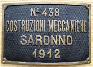 Fabrikschild Costruzioni Meccaniche SARONNO. Fabriknummer: 438, Baujahr: 1912. Messingguss rechteckig, Riffelgrund mit Rand. BxH = 295 x 196mm. Das sch�ne Fabrikschild/Domschild ist von der FS 625.047.