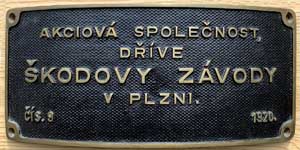  Fabrikschild Akciov� společnost (Aktiengesellschaft) dřive (ehemals) �kodovy z�vody (Skoda Werke), v Plzni (in Pilsen), Fabriknummer: 9, Baujahr: 1920. Messingguss rechteckig, Riffelgrund mit Rand. BxH = 348 x 152 mm. Das sch�ne Fabrikschild ist von der CSD 434.1108.