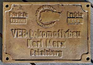 Fabrikschild VEB Lokomotivbau Karl Marx, Babelsberg. Fabriknummer: 122005, Baujahr: 1955. Messingguss rechteckig, Riffelgrund mit Rand. BxH = 210 x 149 mm. Das sch�ne Fabrikschild ist von der DRo 83 005.